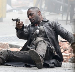 52117721 Stars are spotted filming a large action scene for the upcoming Stephen King movie 'The Dark Tower' filming in Dumbo, Brooklyn, NY on July 10, 2016. Stars are spotted filming a large action scene for the upcoming Stephen King movie 'The Dark Tower' filming in Dumbo, Brooklyn, NY on July 10, 2016. Pictured: Idris Elba FameFlynet, Inc - Beverly Hills, CA, USA - +1 (310) 505-9876