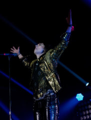 LukeArmsUp