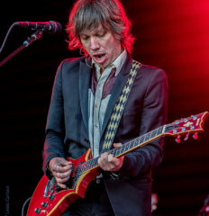4431_beck_guitarist_web
