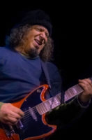 Adrian_Belew_screen-0026