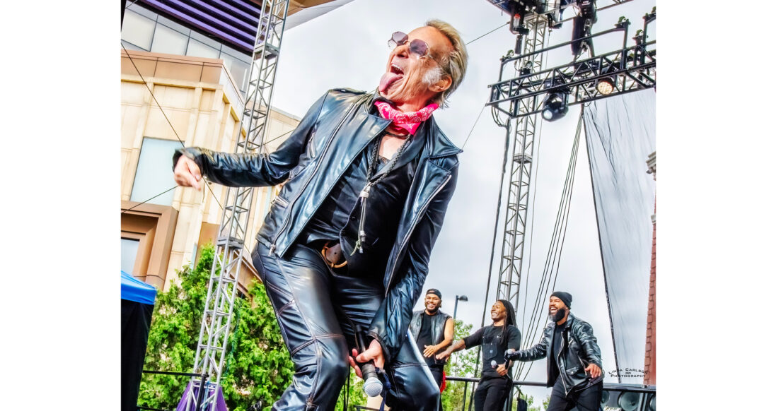 メンデットローザ　タレント 📸] #BEHIND_THEPOPUP パネルにサイン中の #RORA をキャッチ📸 POP-UP